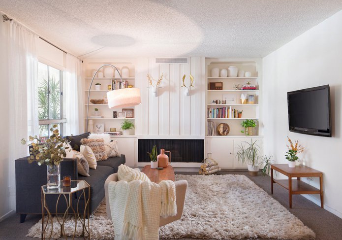 Intérieur d'un petit salon aux couleurs claires