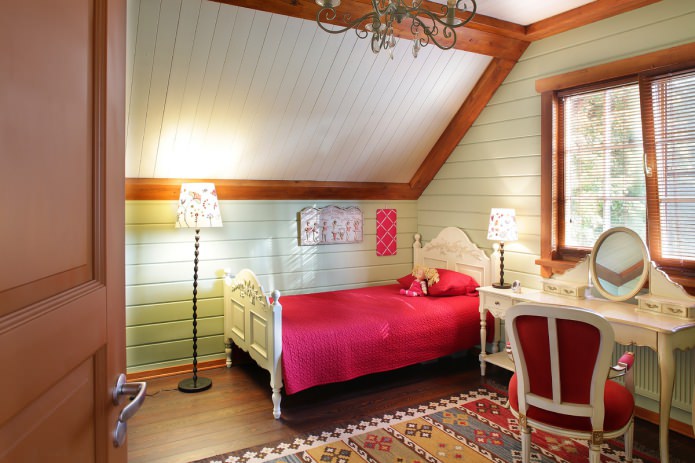 Chambre de fille mansardée de style campagnard américain