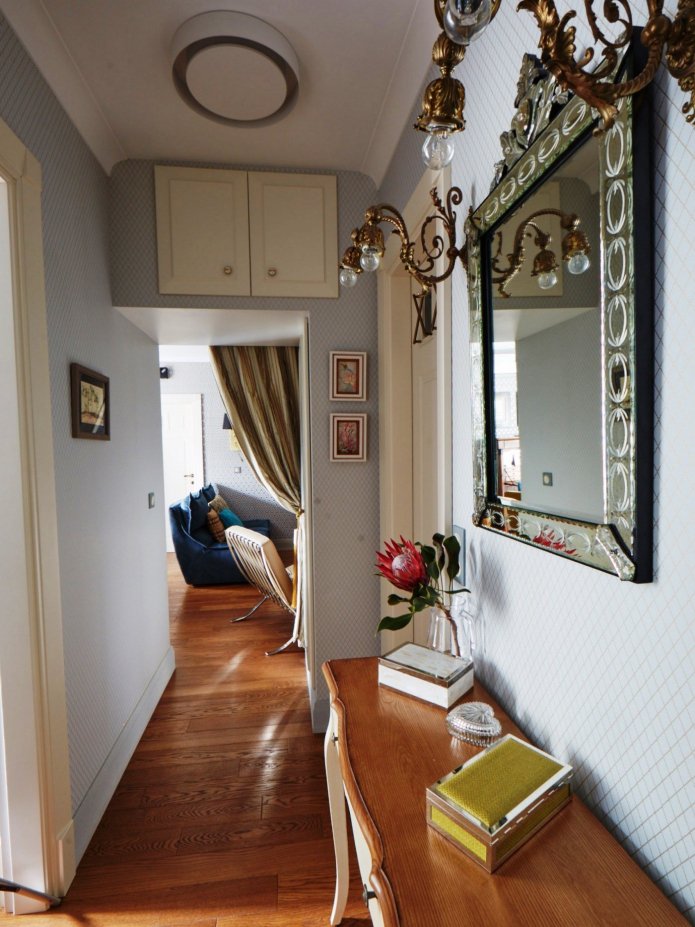 Couloir avec mezzanine de style provençal