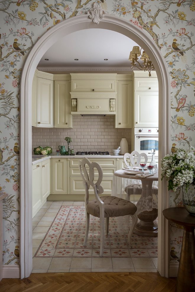 Une arche au lieu d'une porte dans la cuisine