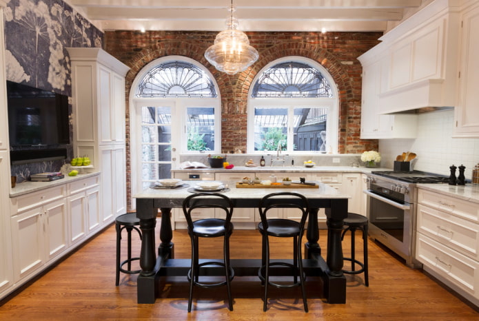 fenêtre cintrée à l'intérieur de la cuisine