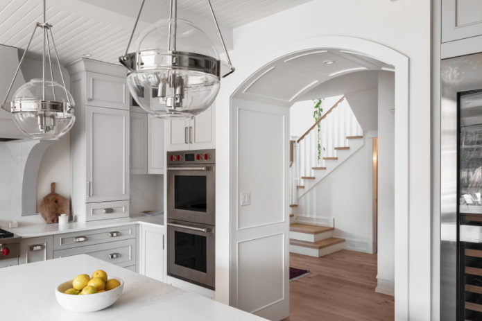 Une arche au lieu d'une porte dans la cuisine