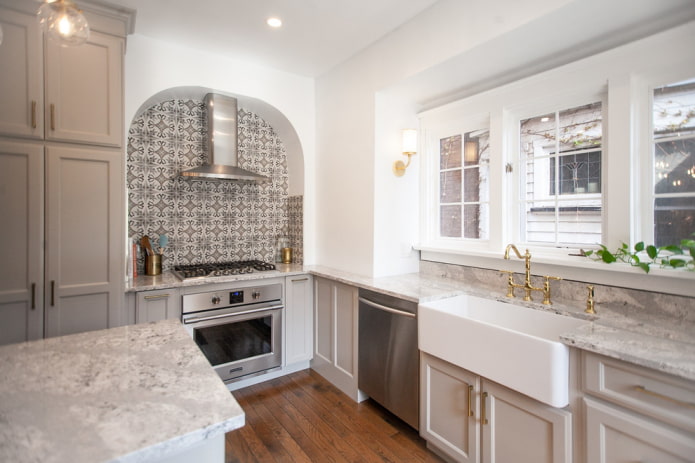 arche décorative dans l'intérieur de la cuisine