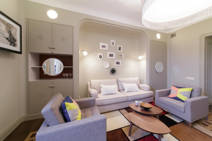 petit salon avec une niche en arche