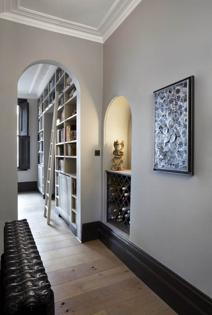 arche à l'intérieur d'un couloir étroit