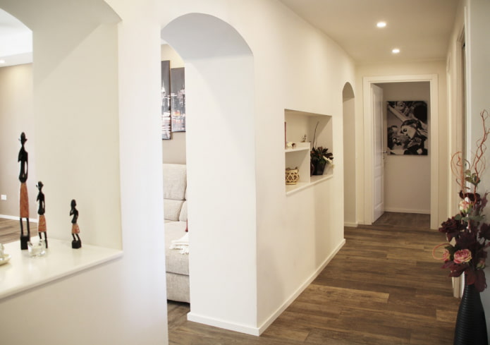 arches en plaques de plâtre à l'intérieur du couloir