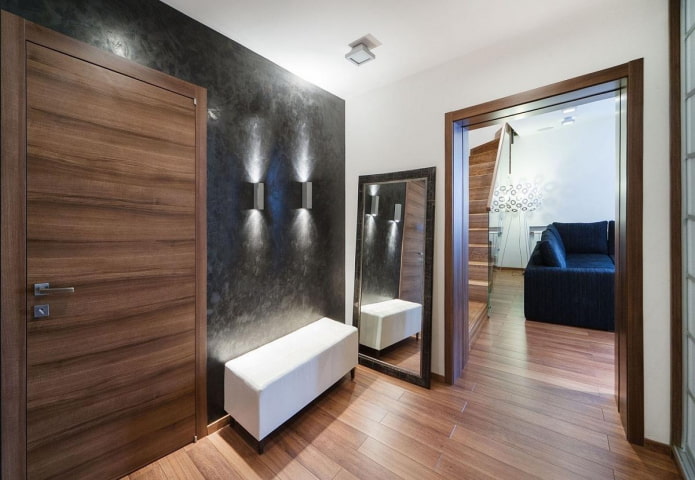 arche avec moulures en bois dans un couloir