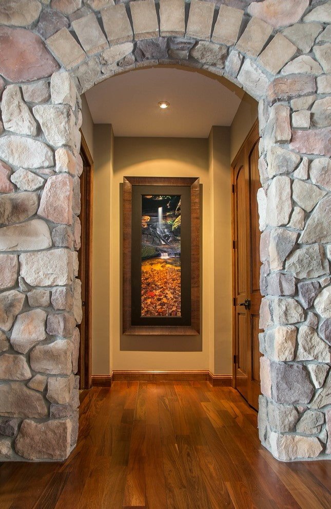 arche avec pierre décorative à l'intérieur du couloir
