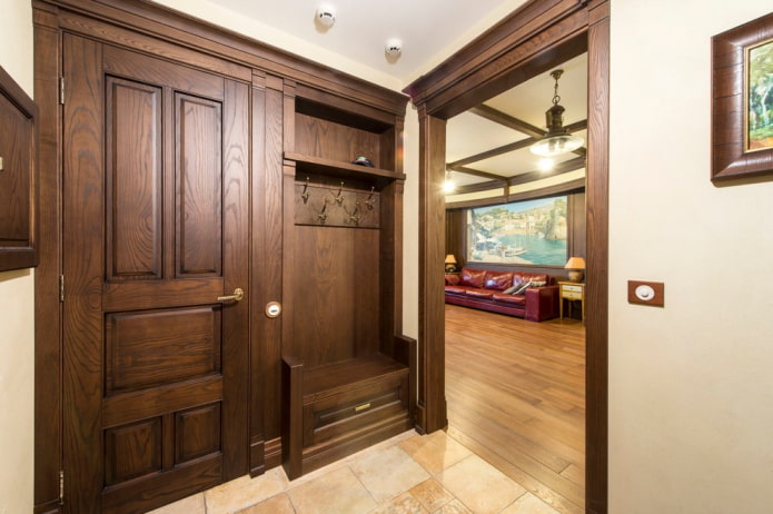 Arche en bois à l'intérieur du couloir