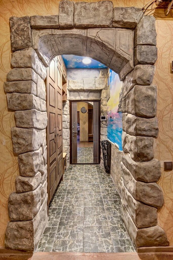 arche avec pierre décorative à l'intérieur du couloir