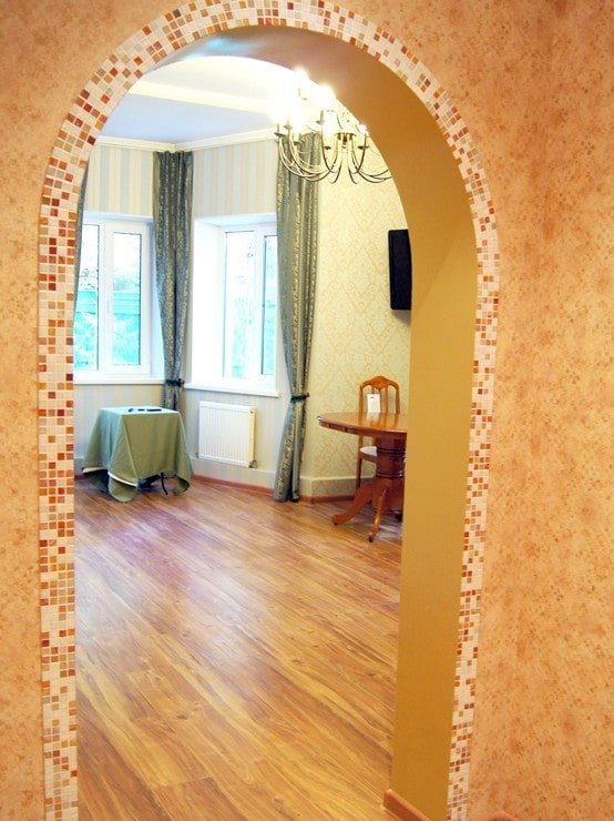 arche avec mosaïque à l'intérieur du couloir