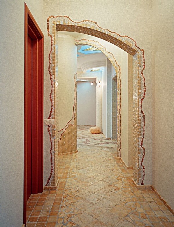 arche avec mosaïque à l'intérieur du couloir