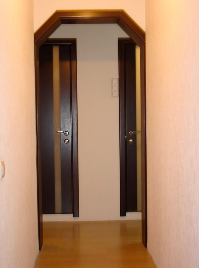 Arc trapézoïdal à l'intérieur du couloir