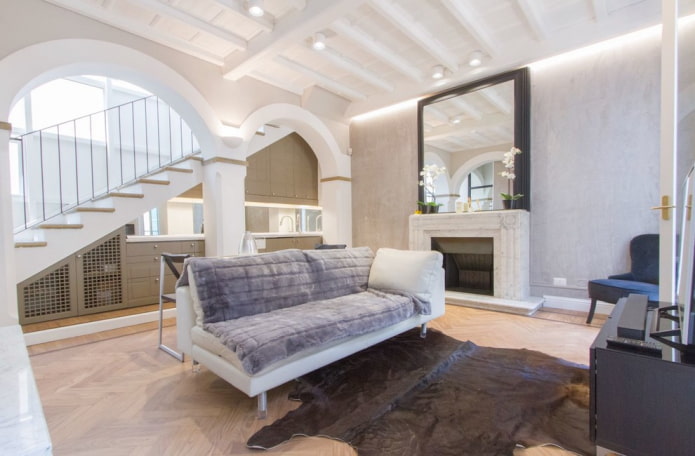 Arc à l'intérieur du salon avec un escalier