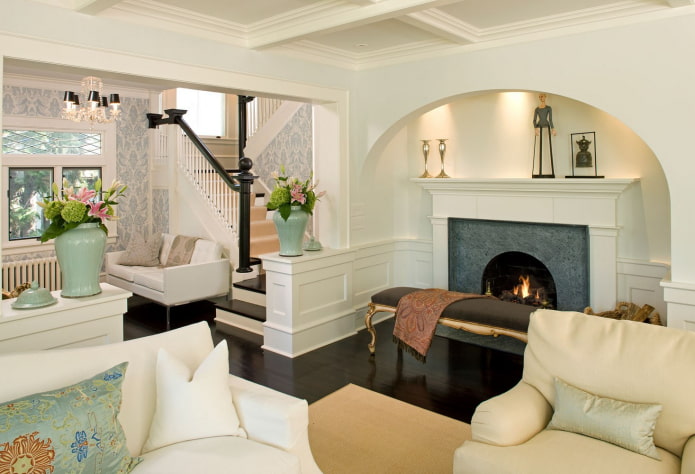 arche à l'intérieur du salon avec une cheminée