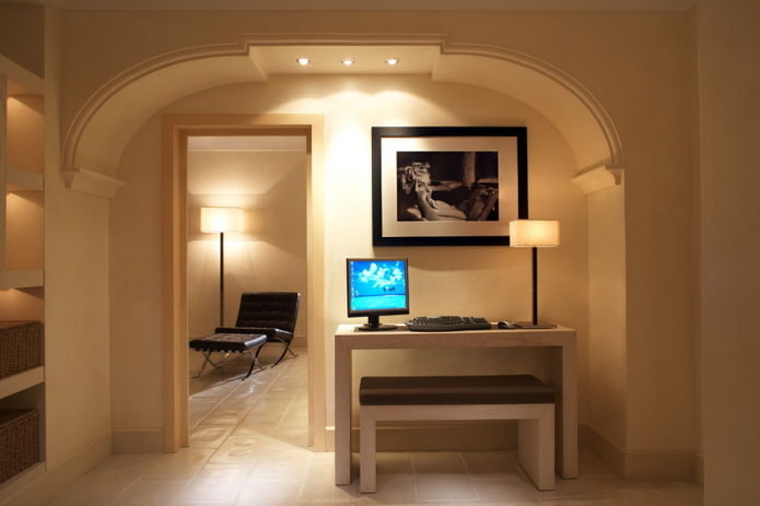 arche en plaques de plâtre sur le mur à l'intérieur