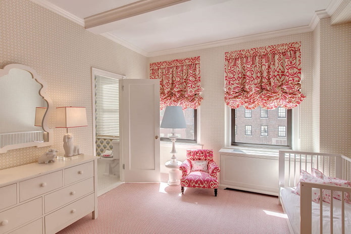 Rideaux autrichiens à l'intérieur d'une chambre d'enfant
