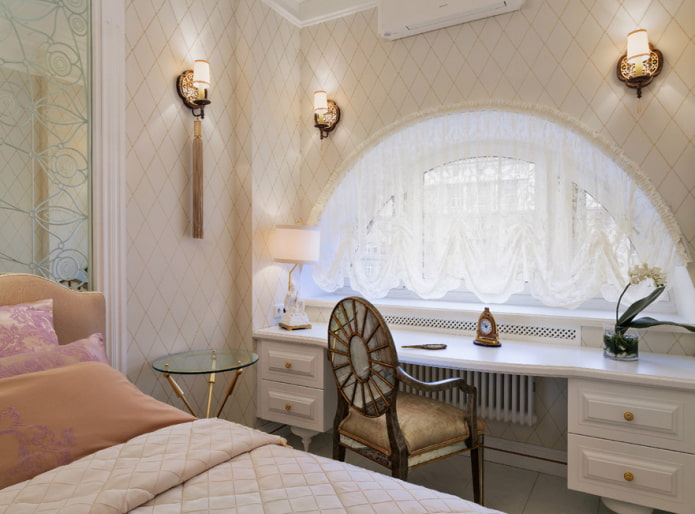 Fenêtre cintrée décorée de rideaux autrichiens