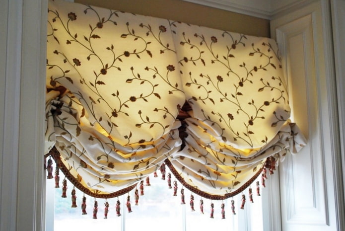 Rideaux autrichiens à motif végétal