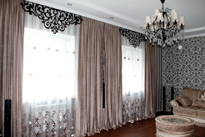 Lambrequin noir à motifs à l'intérieur