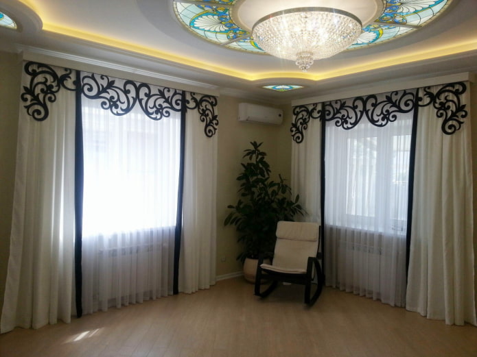 Lambrequin noir à motifs à l'intérieur