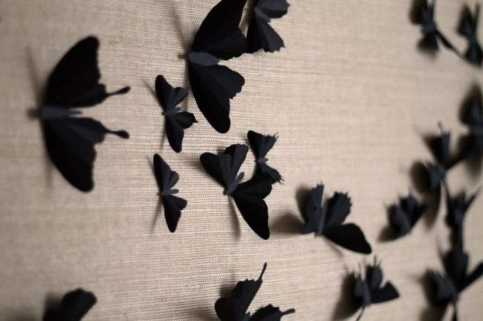 Papillons noirs sur le mur