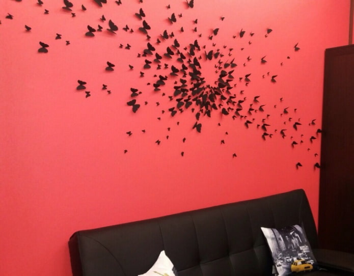 papillons au-dessus du canapé