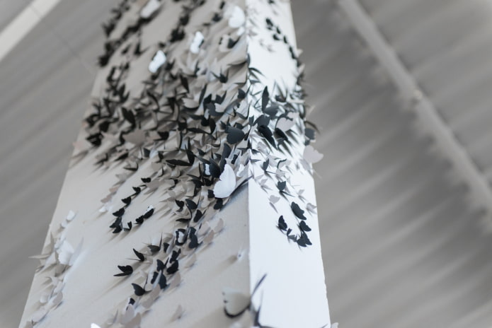 papillons sur une perche