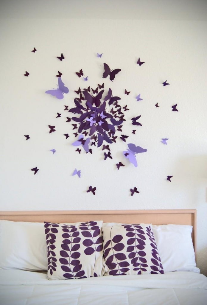 Papillons en papier au-dessus du lit