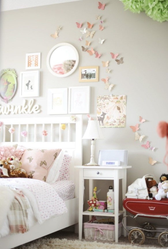 Papillons en papier dans la chambre de bébé