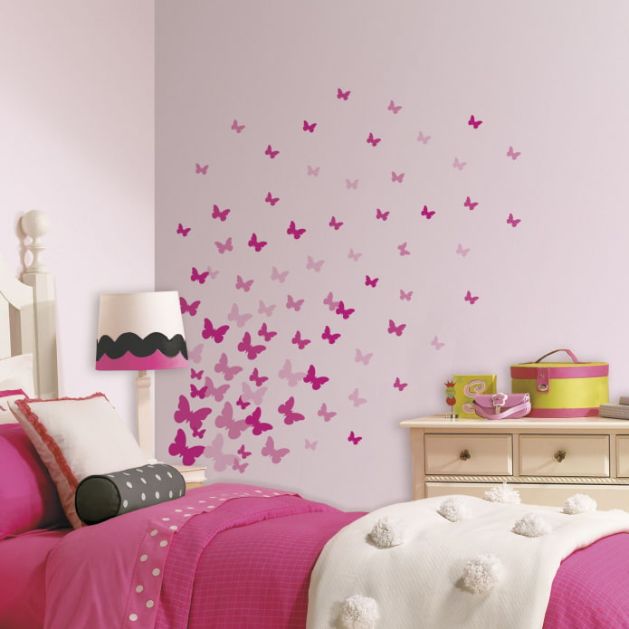 Autocollants papillons dans la chambre d'enfant
