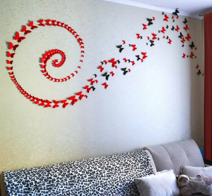 Une spirale de papillons sur le mur