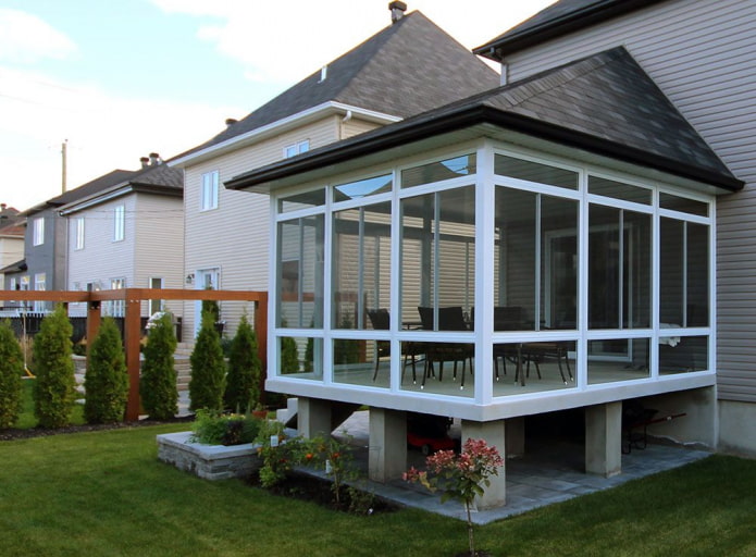 Projet de maison avec balcon fermé