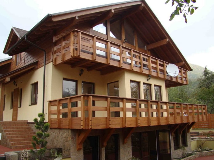 Projet de maison avec un balcon en bois