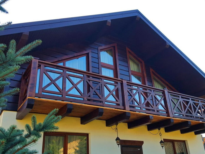 Projet de maison avec un balcon en bois