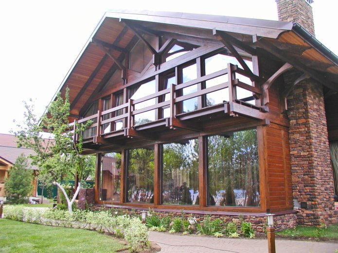 Projet de maison avec un balcon en bois