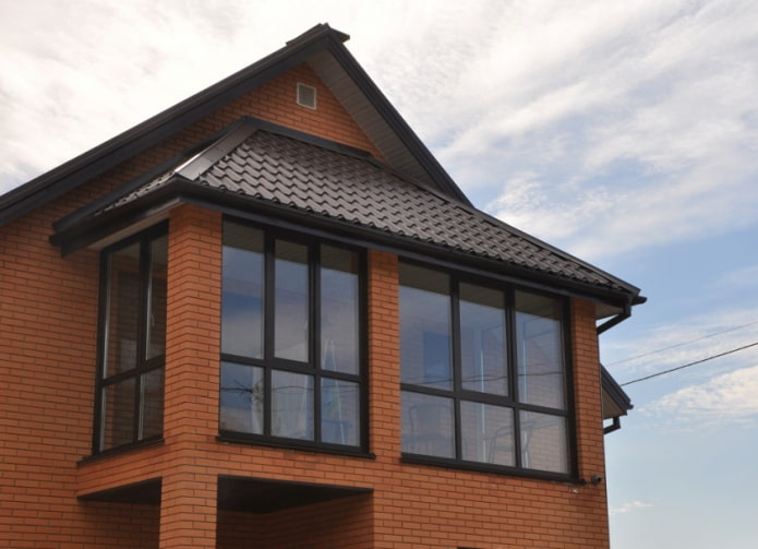 projet de maison avec un balcon en briques