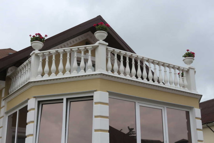 projet de maison avec un balcon en béton