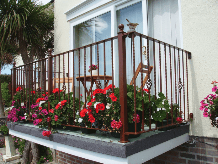 Aménagement d'un balcon dans une maison privée
