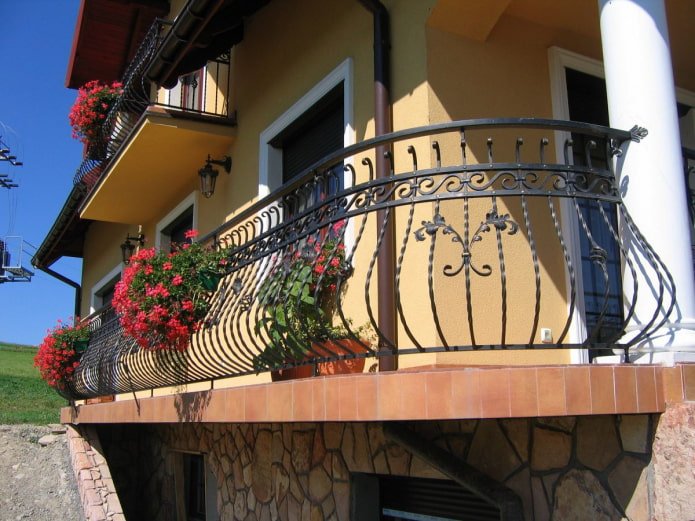 Aménagement d'un balcon dans une maison privée