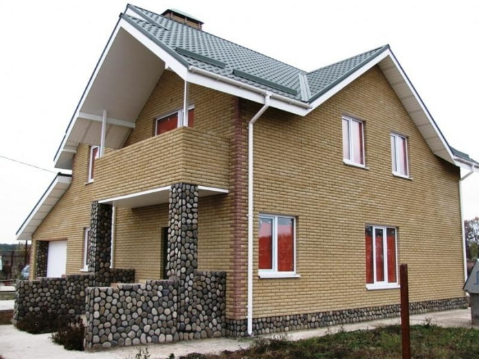 projet de maison avec un balcon en briques