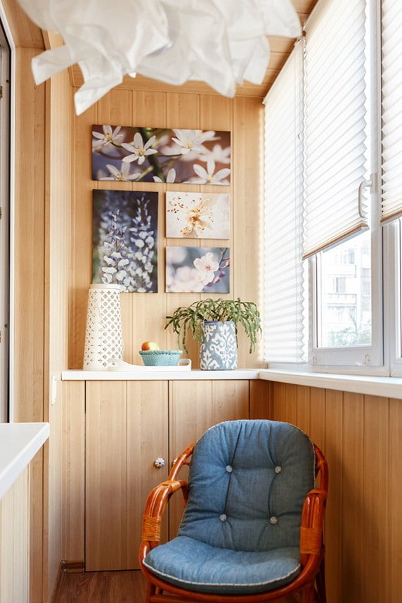 Rideaux et décoration sur le balcon de l'appartement Khrouchtchev