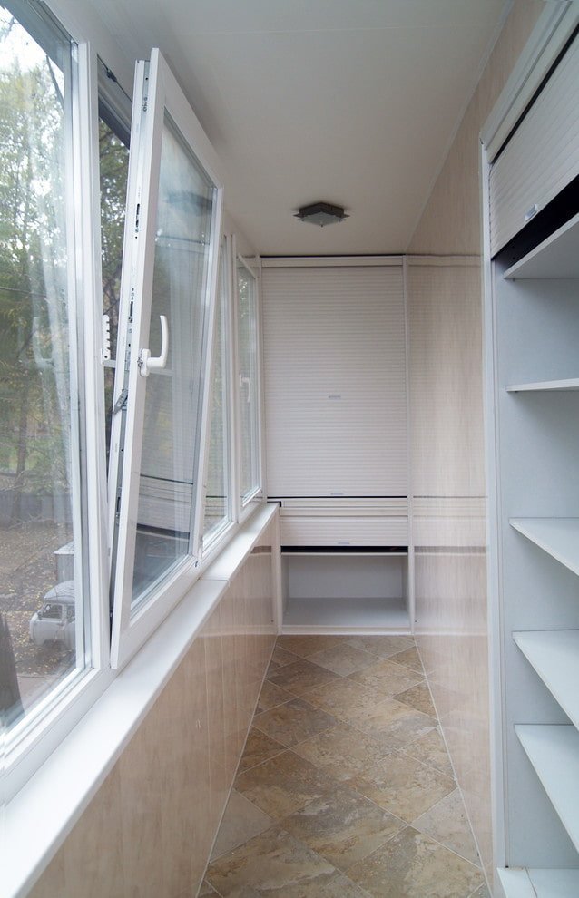 vitrage du balcon dans l'appartement Khrouchtchev