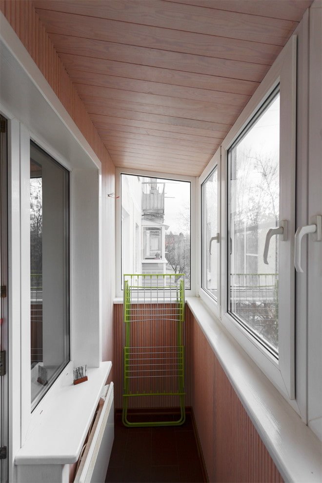 vitrage du balcon dans l'appartement Khrouchtchev