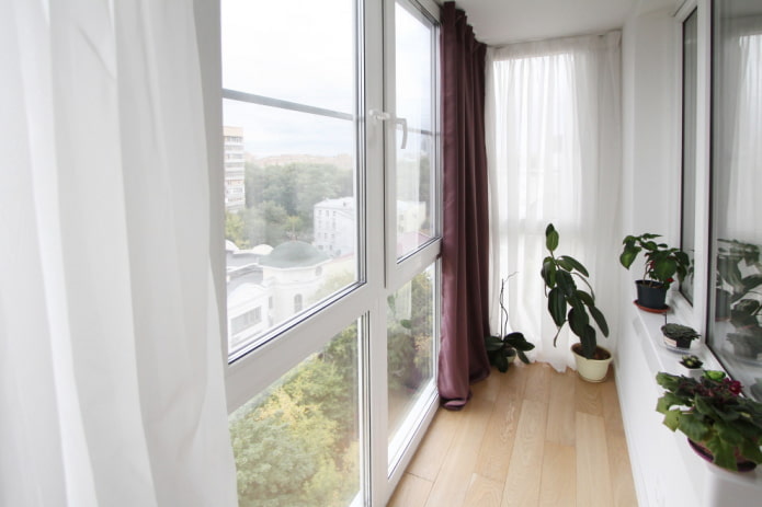 Vitrage d'un balcon dans un appartement Khrouchtchevka
