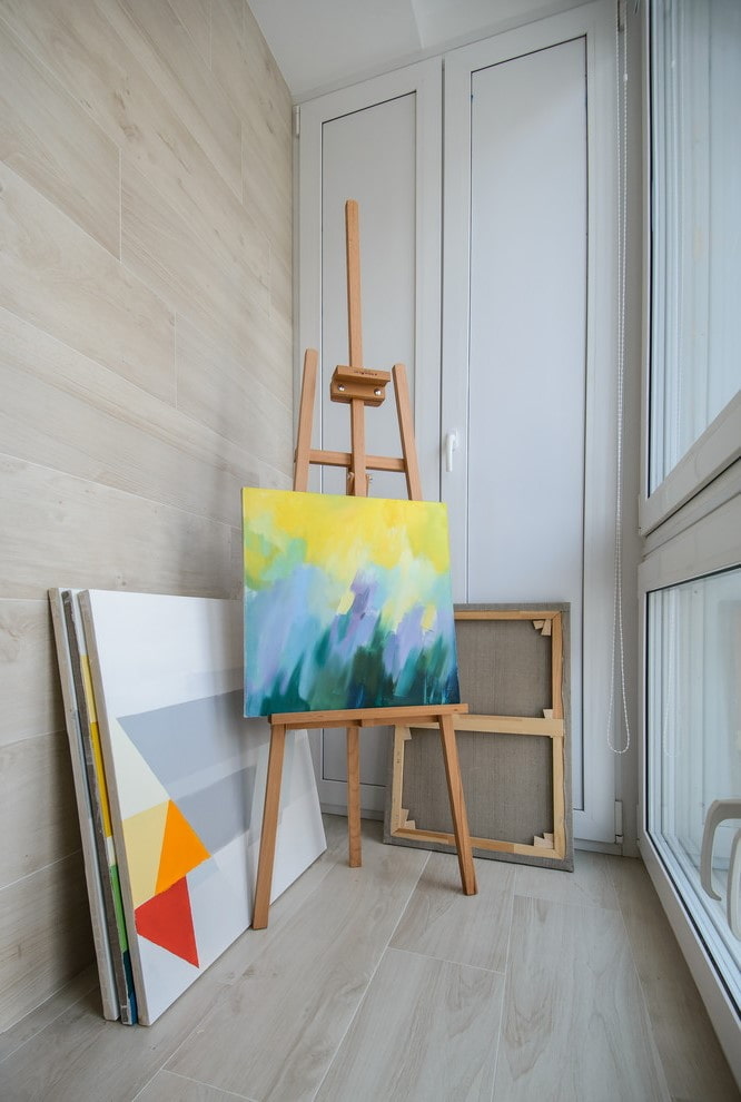 finition du sol sur le balcon dans un appartement Khrouchtchev