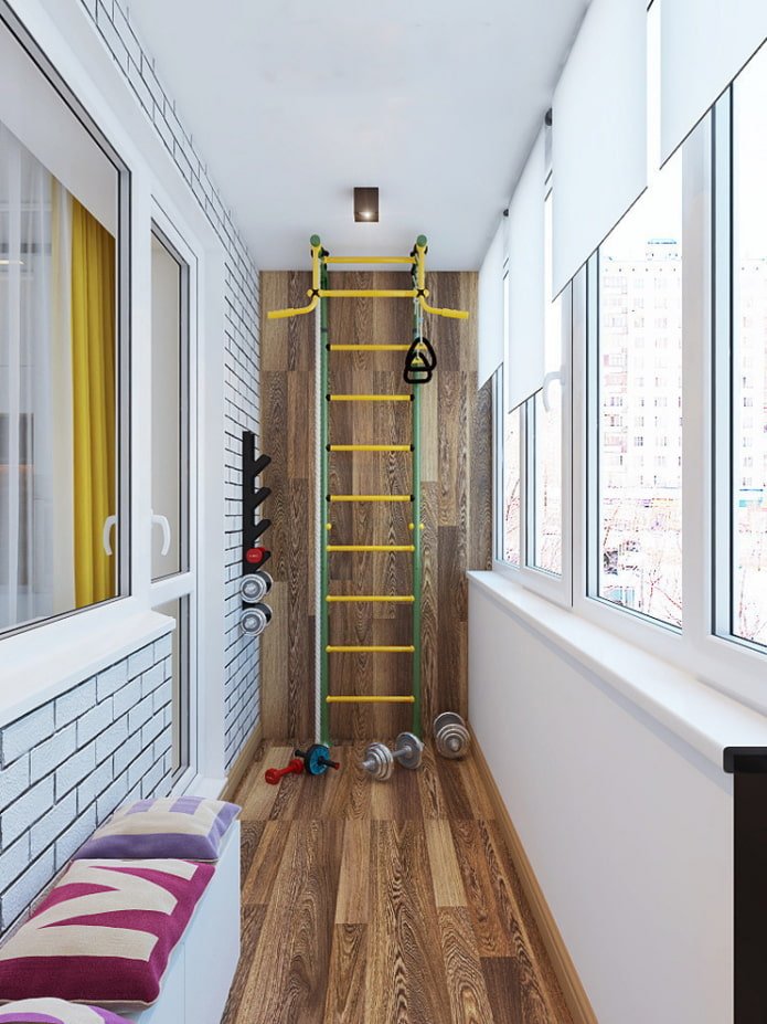un espace pour faire du sport sur une loggia dans un immeuble de l'époque Khrouchtchev