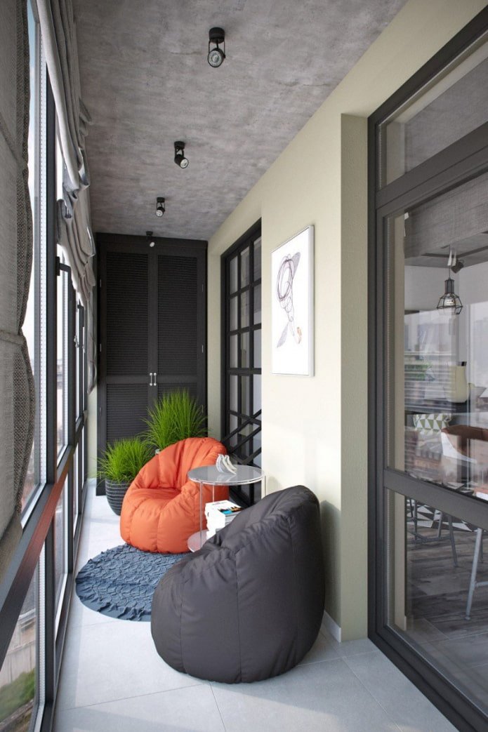 Mobilier sans cadre sur la loggia