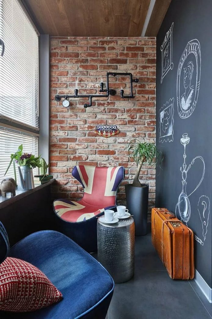 Balcon avec mur en ardoise de style loft