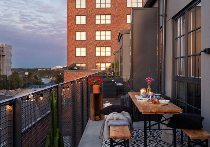 Balcon ouvert avec éclairage décoratif